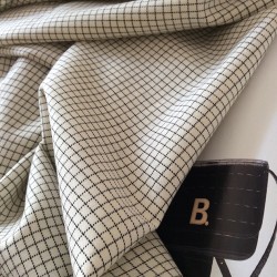 Tissu blanc et petit carreau noir