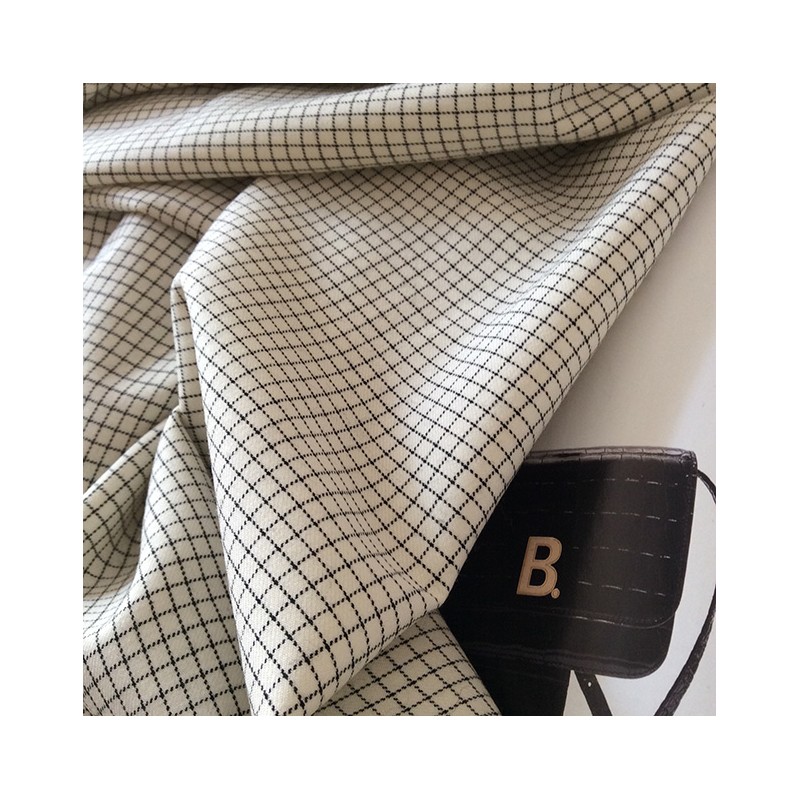 Tissu blanc et petit carreau noir