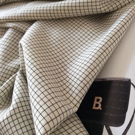 Tissu blanc et petit carreau noir