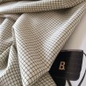 Tissu blanc et petit carreau noir