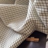 Tissu blanc et petit carreau noir