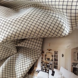 Tissu blanc et petit carreau noir