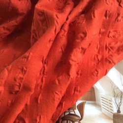 Tissu cloqué laine et coton orange capucine à relief gaufré infroissable pour veste et rideaux