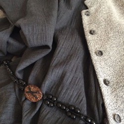 Tissu flanelle 98% laine peignée gris souris effet froissé permanent pour veste et rideaux