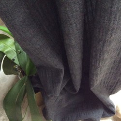 Tissu flanelle 98% laine peignée gris souris effet froissé permanent pour veste et rideaux