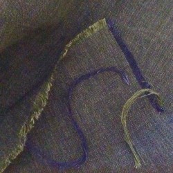 Détail du tissage bicolore fils marine et vert bouteille