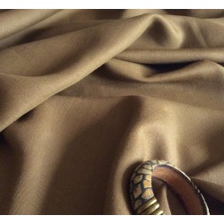 Détail du tissage serré et robuste de la toile de lin kaki