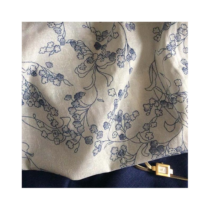 Voile de coton imprimé bleu et floqué blanc sur fond blanc