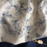 Voile de coton imprimé bleu et floqué blanc sur fond blanc